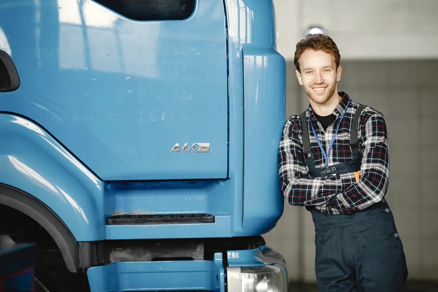 Monteur naast de cabine van een vrachtwagen
