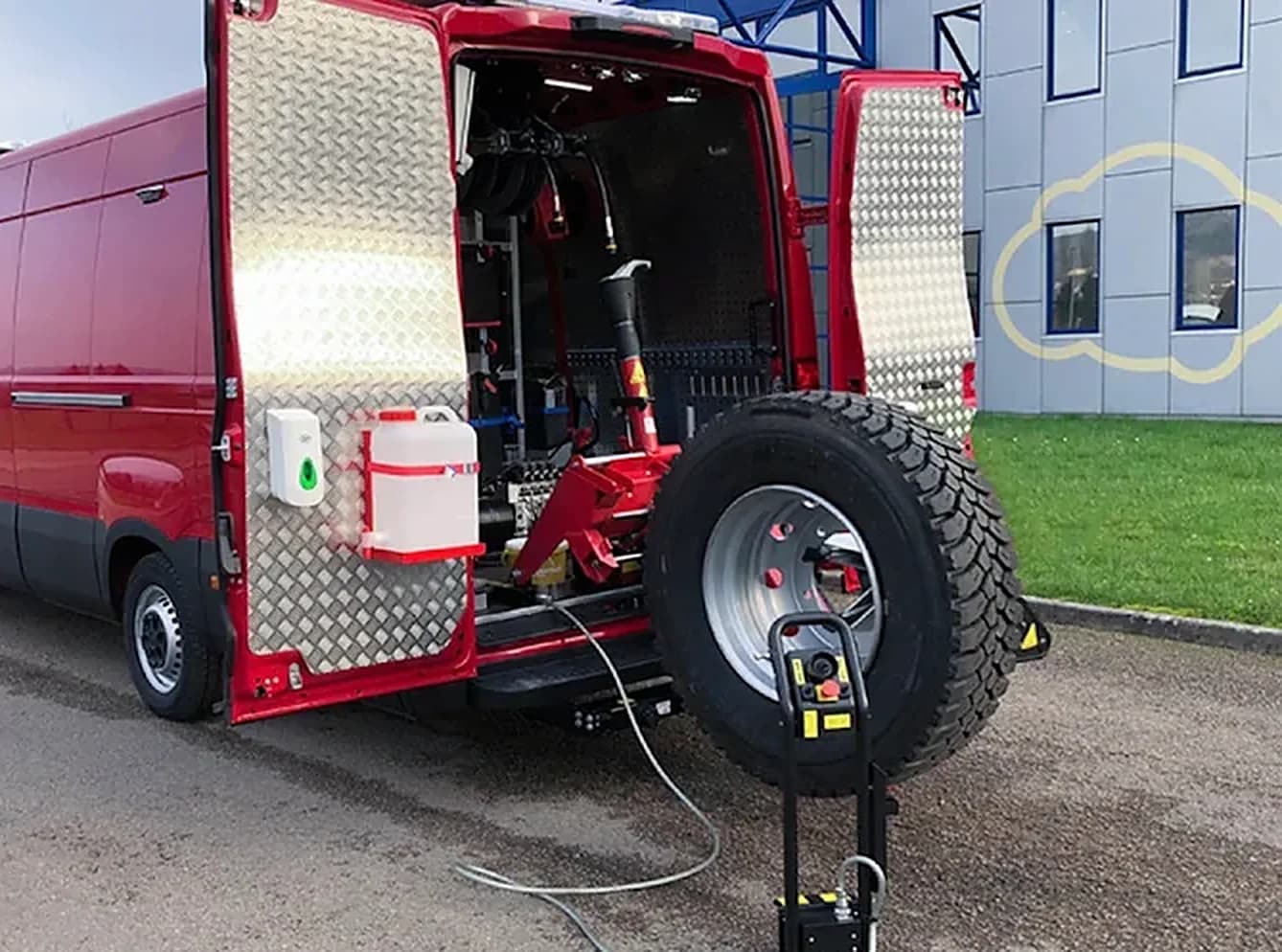 Servicebus met open achterdeuren en de bandenlichter